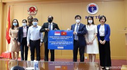 Tiếp nhận vật tư y tế phòng, chống dịch Covid-19 do Quỹ Temasek Singapore trao tặng Việt Nam