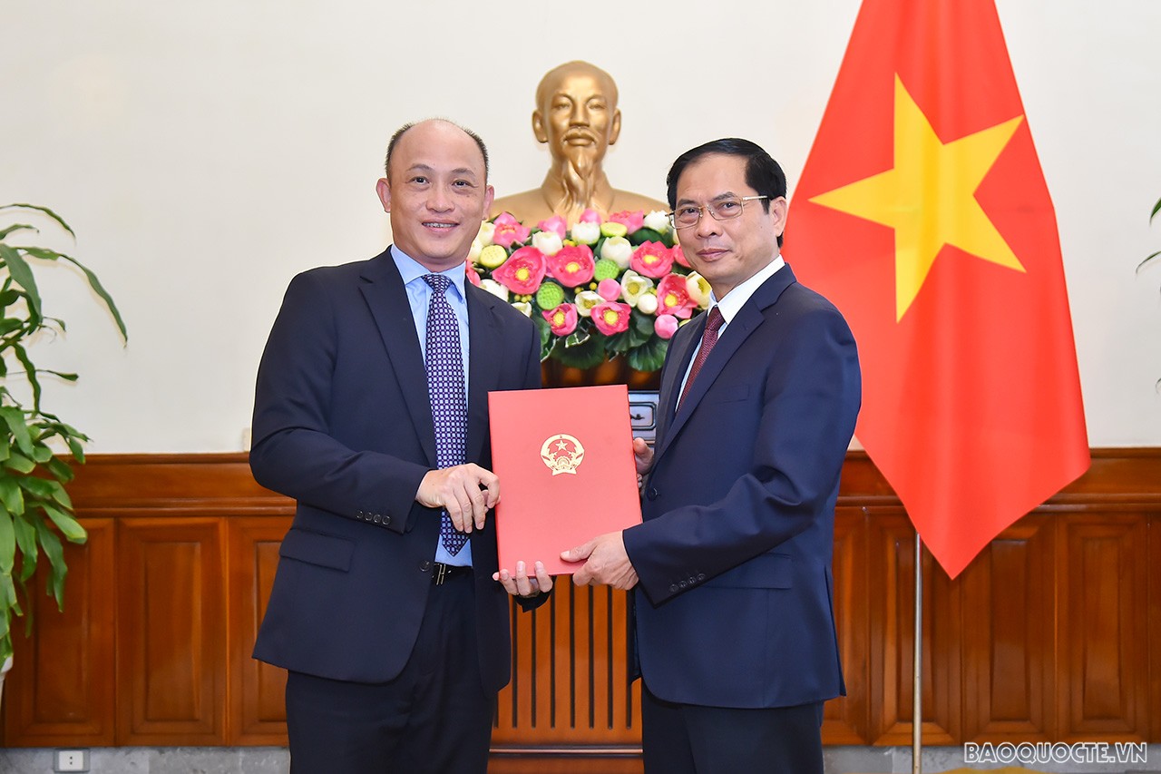 Tại buổi lễ, Ủy viên Trung ương Đảng, Bộ trưởng Ngoại giao Bùi Thanh Sơn trao quyết định bổ nhiệm ông Nguyễn Xuân Ánh, Quyền Chánh Thanh tra Bộ giữ chức Chánh Thanh tra Bộ. Tại buổi lễ, Ủy viên Trung ương Đảng, Bộ trưởng Ngoại giao Bùi Thanh Sơn trao quyết định bổ nhiệm ông Nguyễn Xuân Ánh, Quyền Chánh Thanh tra Bộ giữ chức Chánh Thanh tra Bộ.