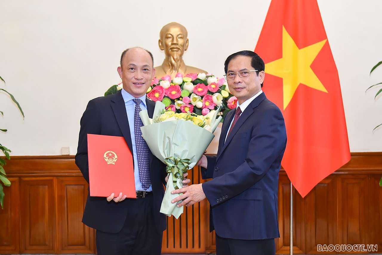 Chúc mừng ông Nguyễn Xuân Ánh được điều động vào vị trí công tác mới, Bộ trưởng tin tưởng, với bề dày kinh nghiệm công tác của mình, ông Nguyễn Xuân Ánh sẽ phát huy được năng lực, lãnh đạo và xây dựng tập thể đoàn kết, chuyên nghiệp và vững mạnh; tiếp tục tham mưu và giúp Bộ trưởng quản lý nhà nước về công tác thanh tra, giải quyết khiếu nại, tố cáo và phòng, chống tham nhũng; tiến hành thanh tra chuyên ngành đối với cơ quan, tổ chức, cá nhân thuộc phạm vi quản lý của Bộ để phòng ngừa từ sớm các sai phạm theo quy định của pháp luật. Chúc mừng ông Nguyễn Xuân Ánh được điều động vào vị trí công tác mới, Bộ trưởng tin tưởng, với bề dày kinh nghiệm công tác của mình, ông Nguyễn Xuân Ánh sẽ phát huy được năng lực, lãnh đạo và xây dựng tập thể đoàn kết, chuyên nghiệp và vững mạnh; tiếp tục tham mưu và giúp Bộ trưởng quản lý nhà nước về công tác thanh tra, giải quyết khiếu nại, tố cáo và phòng, chống tham nhũng; tiến hành thanh tra chuyên ngành đối với cơ quan, tổ chức, cá nhân thuộc phạm vi quản lý của Bộ để phòng ngừa từ sớm các sai phạm theo quy định của pháp luật.