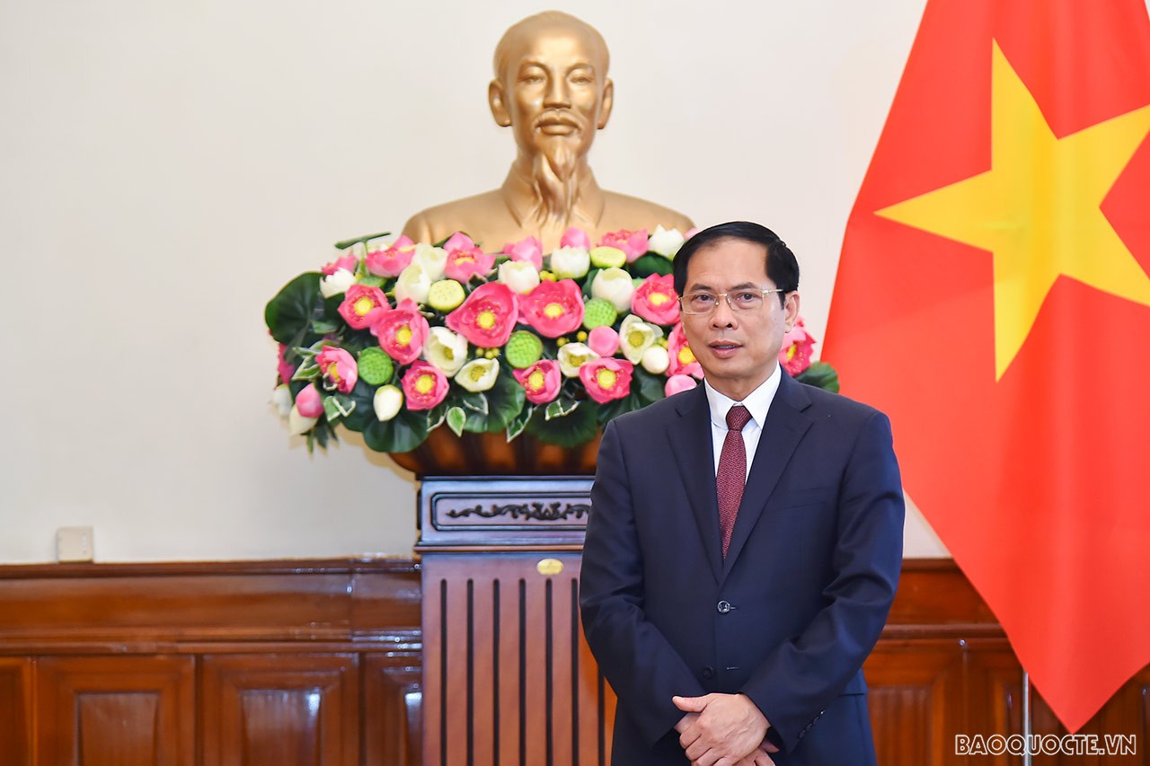 Phát biểu tại Lễ trao quyết định, Bộ trưởng Bùi Thanh Sơn cho rằng, trong bối cảnh tình hình còn nhiều khó khăn, phức tạp hiện nay, ngành Ngoại giao có khối lượng lớn công việc để tiếp tục cụ thể hóa đường lối đối ngoại của Đại hội XIII, Hội nghị Đối ngoại toàn quốc. Vì vậy, công tác xây dựng ngành tiếp tục đẩy mạnh xây dựng đội ngũ cán bộ ngoại giao chuyên nghiệp, toàn diện, hiện đại. Phát biểu tại Lễ trao quyết định, Bộ trưởng Bùi Thanh Sơn cho rằng, trong bối cảnh tình hình còn nhiều khó khăn, phức tạp hiện nay, ngành Ngoại giao có khối lượng lớn công việc để tiếp tục cụ thể hóa đường lối đối ngoại của Đại hội XIII, Hội nghị Đối ngoại toàn quốc. Vì vậy, công tác xây dựng ngành tiếp tục đẩy mạnh xây dựng đội ngũ cán bộ ngoại giao chuyên nghiệp, toàn diện, hiện đại.