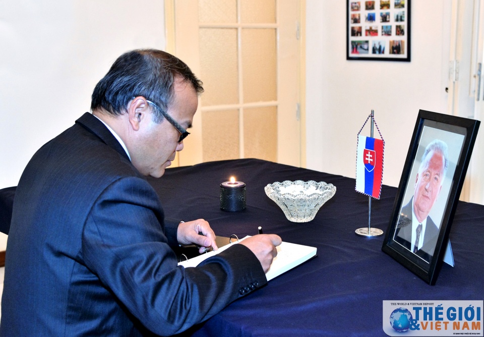 lanh dao bo ngoai giao vieng cuu tong thong slovakia michal kovac