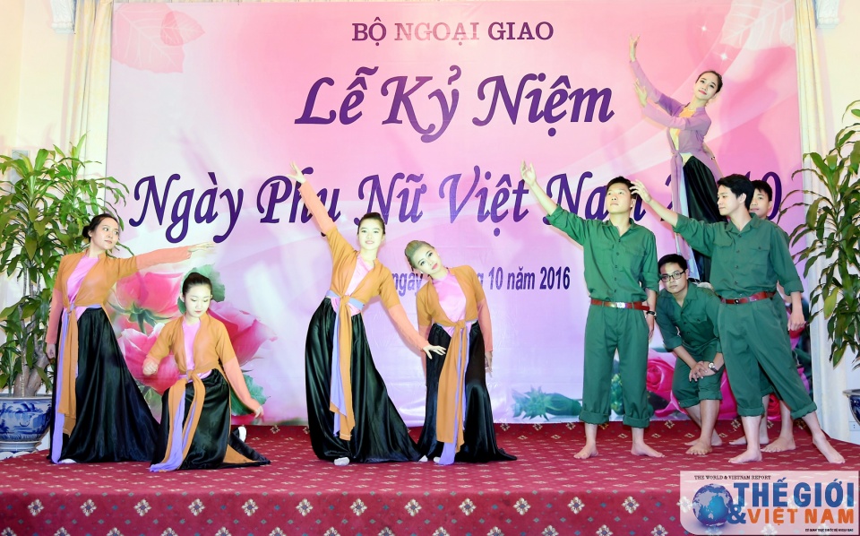 chuc mung nhung doa hoa cua nganh ngoai giao