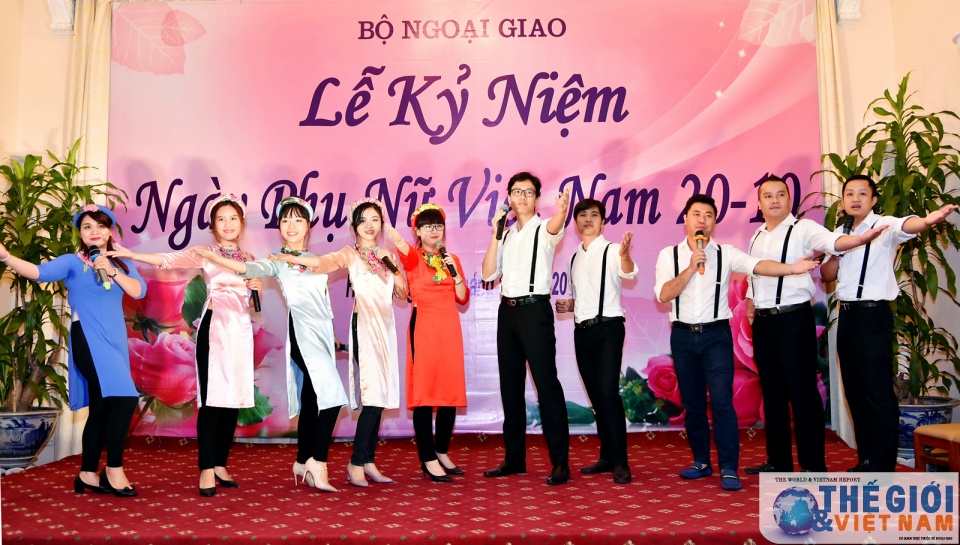 chuc mung nhung doa hoa cua nganh ngoai giao