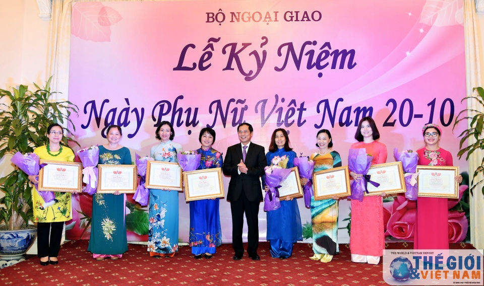 chuc mung nhung doa hoa cua nganh ngoai giao