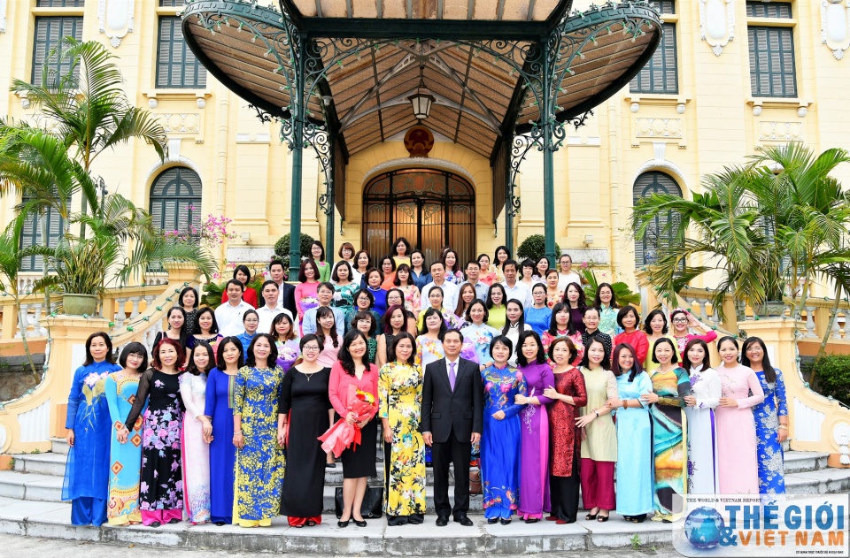 chuc mung nhung doa hoa cua nganh ngoai giao