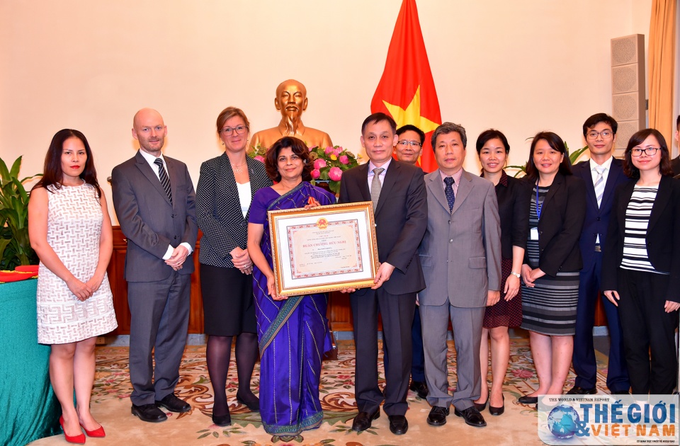 trao huan chuong huu nghi cho ba pratibha mehta