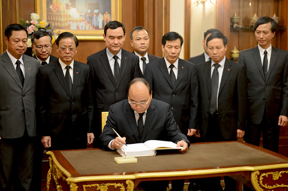 thu tuong nguyen xuan phuc vieng nha vua thai lan