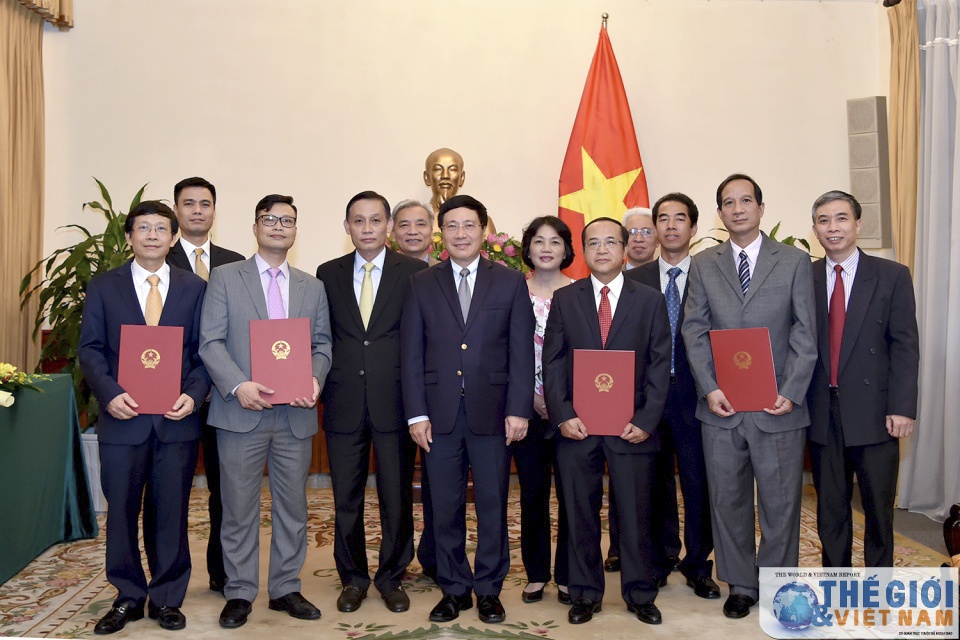 bo ngoai giao trao quyet dinh bo nhiem va dieu dong can bo nganh