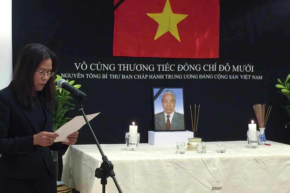 dai su quan viet nam tai ha lan mo so tang va to chuc vieng nguyen tong bi thu do muoi