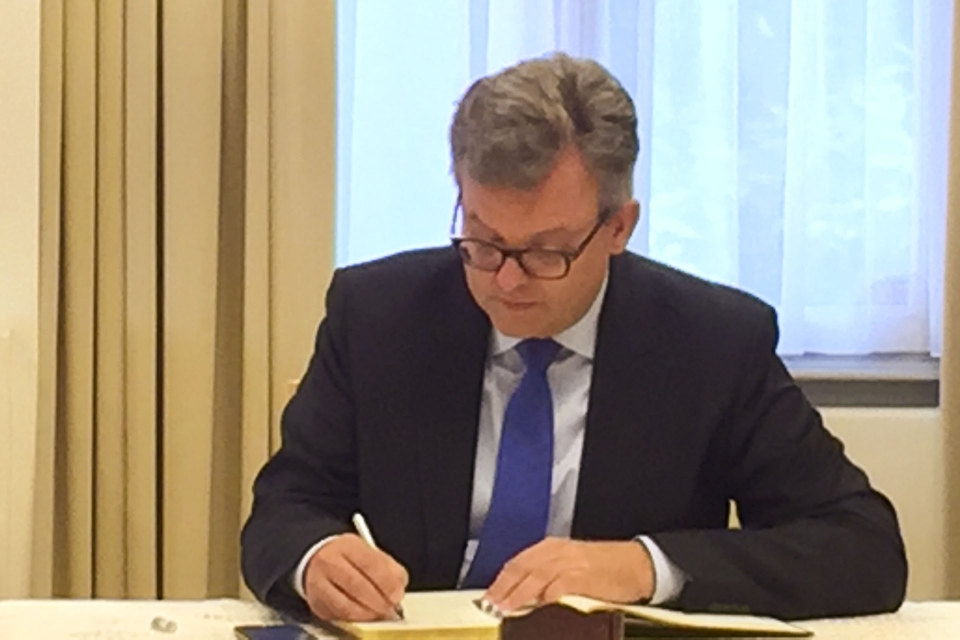 dai su quan viet nam tai ha lan mo so tang va to chuc vieng nguyen tong bi thu do muoi