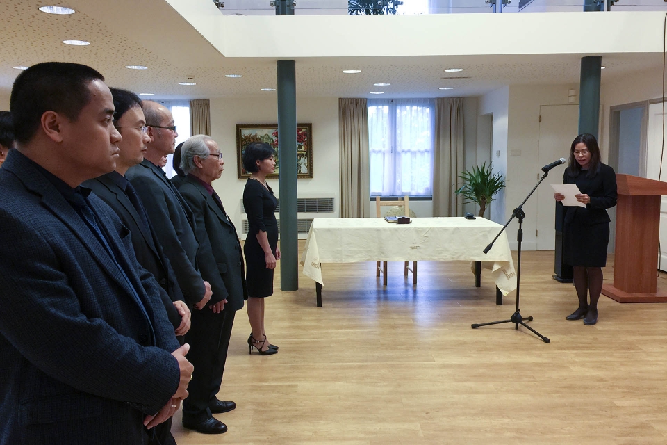 dai su quan viet nam tai ha lan mo so tang va to chuc vieng nguyen tong bi thu do muoi