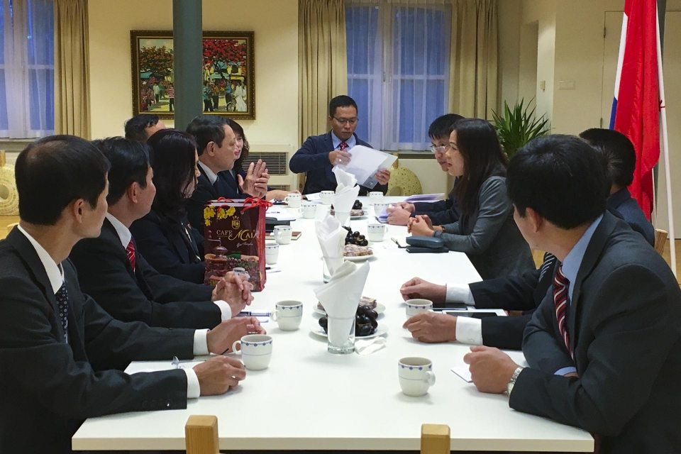 doan tong cuc du tru nha nuoc lam viec tai ha lan