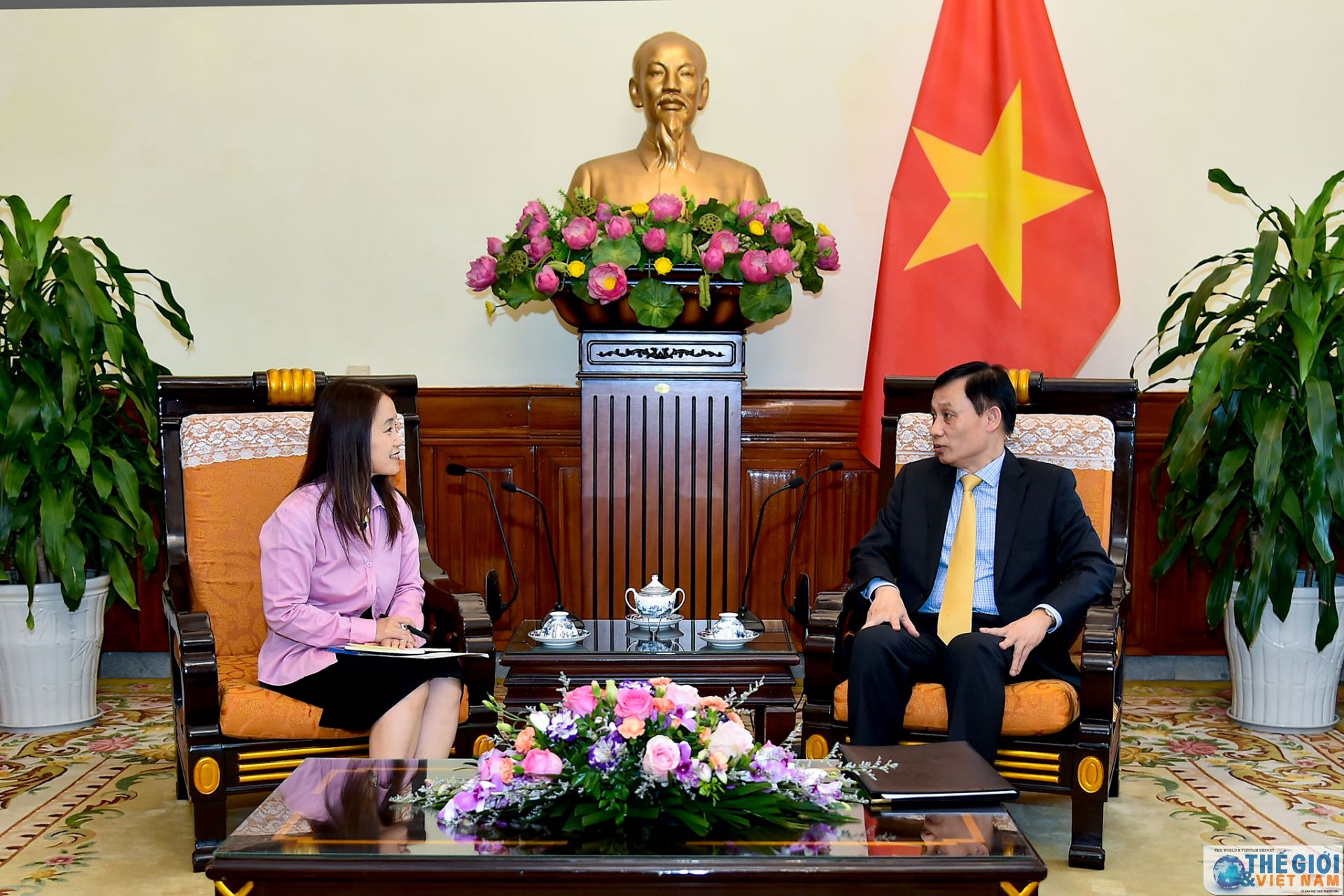 Thứ trưởng Ngoại giao Lê Hoài Trung tiếp tân Trưởng Đại diện UNFPA tại Việt Nam trình Thư Ủy nhiệm thu truong ngoai giao le hoai trung tiep tan truong dai dien unfpa tai viet nam trinh thu uy nhiem