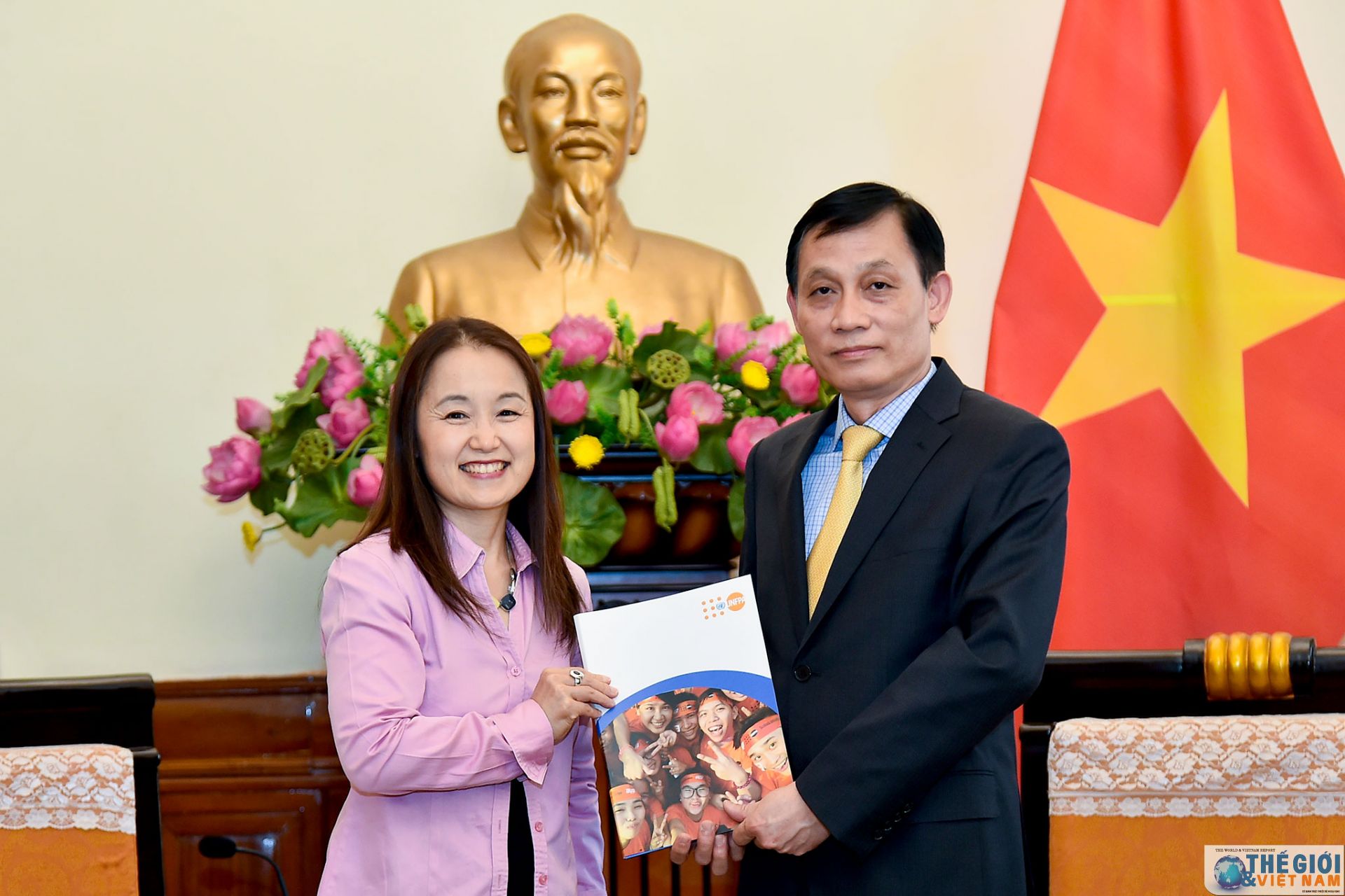 Thứ trưởng Ngoại giao Lê Hoài Trung tiếp tân Trưởng Đại diện UNFPA tại Việt Nam trình Thư Ủy nhiệm thu truong ngoai giao le hoai trung tiep tan truong dai dien unfpa tai viet nam trinh thu uy nhiem