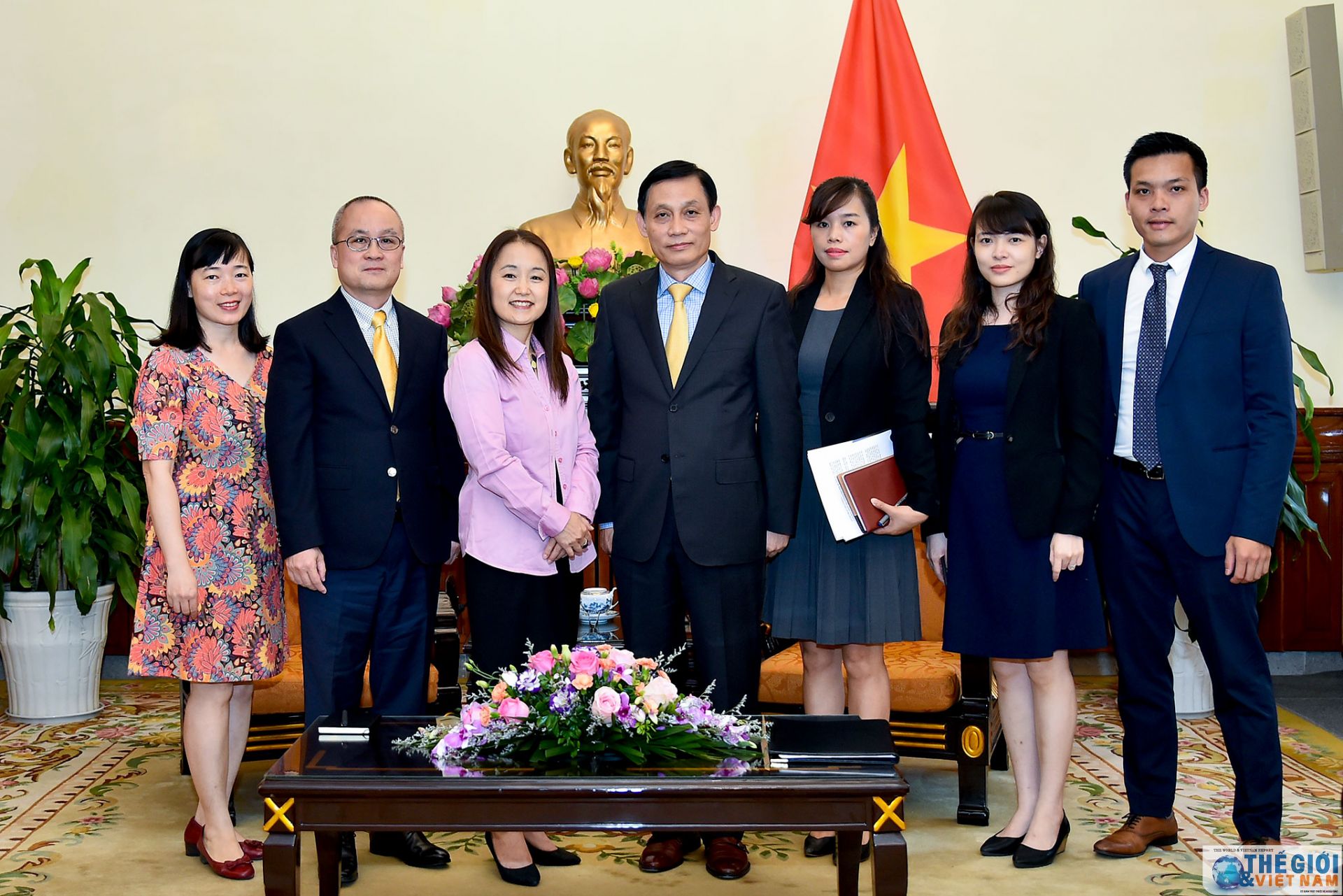 Thứ trưởng Ngoại giao Lê Hoài Trung tiếp tân Trưởng Đại diện UNFPA tại Việt Nam trình Thư Ủy nhiệm thu truong ngoai giao le hoai trung tiep tan truong dai dien unfpa tai viet nam trinh thu uy nhiem