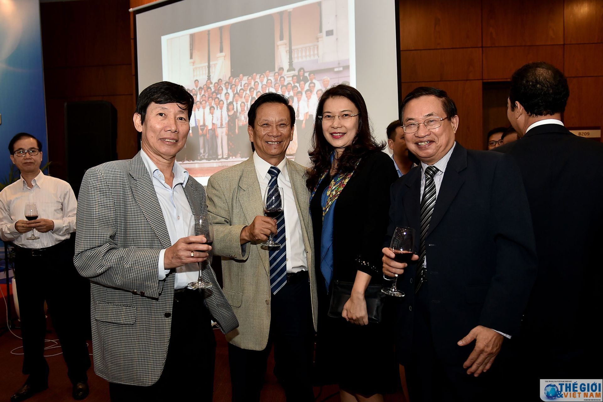 vu to chuc can bo don nhan huan chuong lao dong hang nhat dip ky niem 60 nam