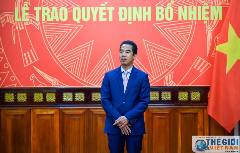 Thứ trưởng Ngoại giao Tô Anh Dũng trao quyết định bổ nhiệm cán bộ cấp Vụ