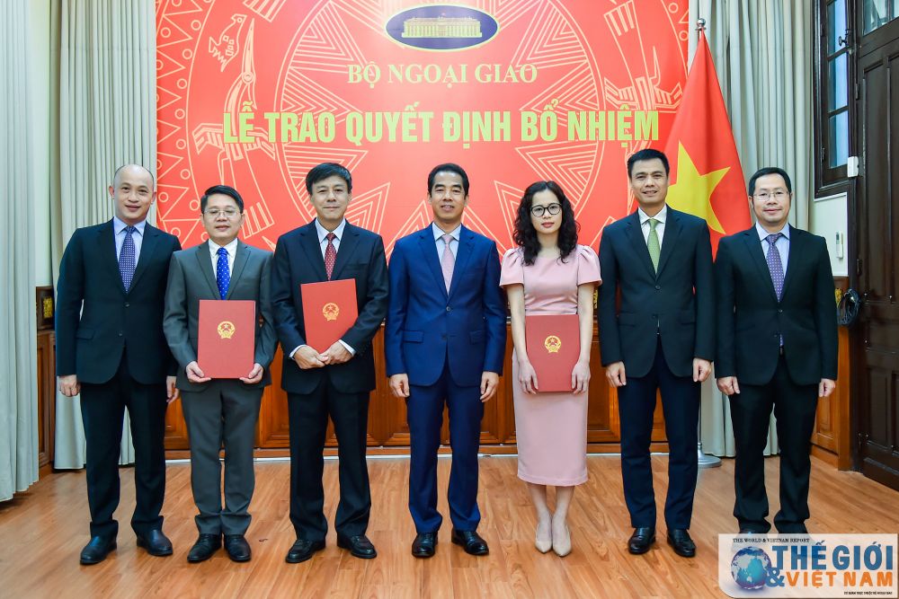 Thứ trưởng Ngoại giao Tô Anh Dũng trao quyết định bổ nhiệm cán bộ cấp Vụ
