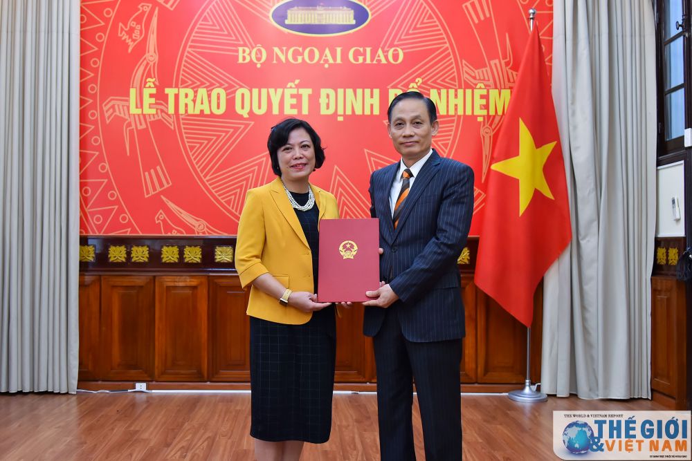 Thứ trưởng Ngoại giao Lê Hoài Trung trao quyết định bổ nhiệm, điều động cán bộ cấp Vụ