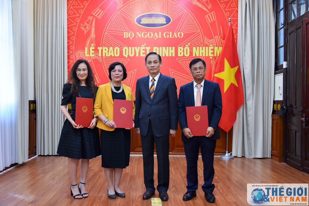 Thứ trưởng Ngoại giao Lê Hoài Trung trao quyết định bổ nhiệm, điều động cán bộ cấp Vụ