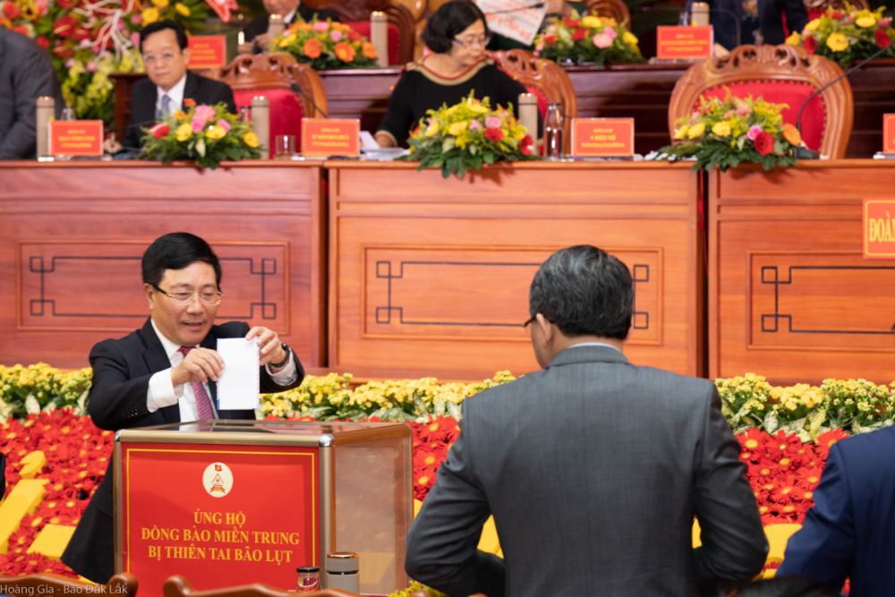 Ủy viên Bộ Chính trị, Phó Thủ tướng Chính phủ, Bộ trưởng Bộ Ngoại giao Phạm Bình Minh đóng góp, ủng hộ đồng bào miền Trung và các địa phương trong tỉnh bị ảnh hưởng bởi các đợt bão, lũ vừa qua. (Ảnh: Hoàng Gia) Phó Thủ tướng Phạm Bình Minh: Xây dựng Đắk Lắk là trung tâm của vùng Tây Nguyên