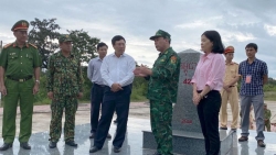 Phó Thủ tướng Phạm Bình Minh kiểm tra tình hình biên giới Cửa khẩu Đắk Ruê, tỉnh Đắk Lắk
