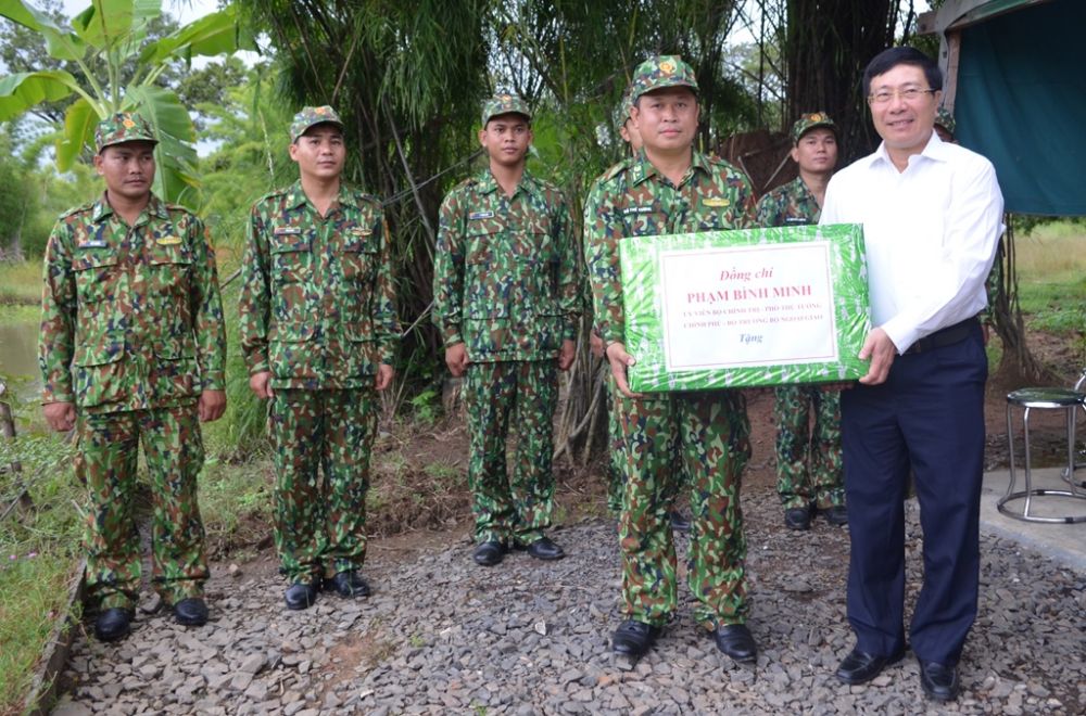 Ủy viên Bộ Chính trị, Phó Thủ tướng Chính phủ, Bộ trưởng Ngoại giao Phạm Bình Minh tặng quà cán bộ, chiến sĩ chốt phòng chống dịch Covid-19 Đồn Biên phòng Cửa khẩu Đắk Ruê. Phó Thủ tướng Phạm Bình Minh kiểm tra tình hình biên giới Cửa khẩu Đắk Ruê, tỉnh Đắk Lắk