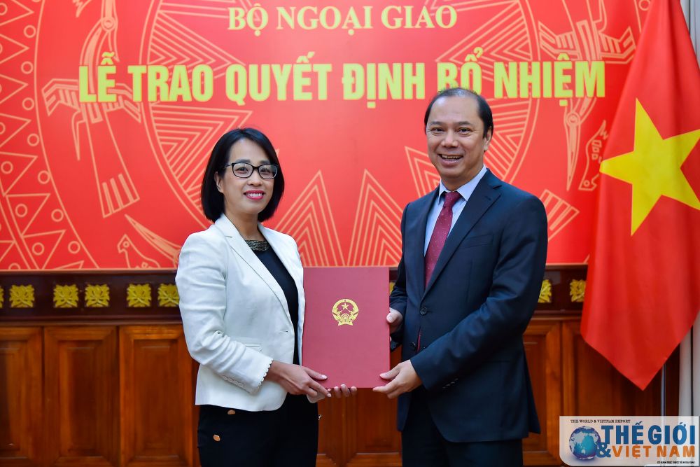Thứ trưởng Ngoại giao Nguyễn Quốc Dũng trao quyết định phân công cán bộ cấp Vụ