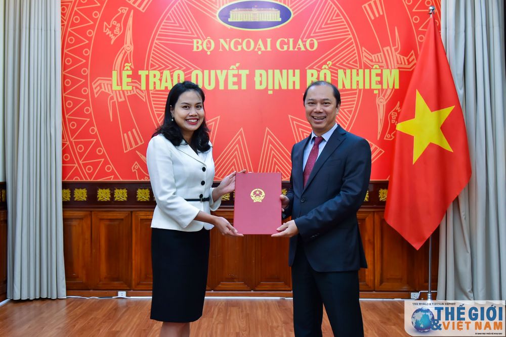 Thứ trưởng Ngoại giao Nguyễn Quốc Dũng trao quyết định phân công cán bộ cấp Vụ