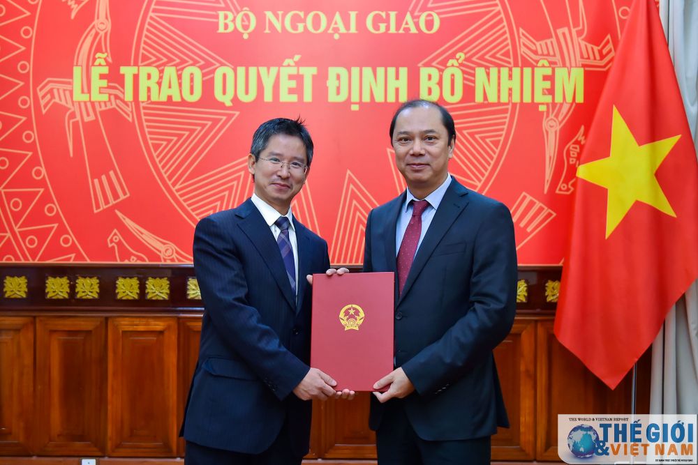 Thứ trưởng Ngoại giao Nguyễn Quốc Dũng trao quyết định phân công cán bộ cấp Vụ