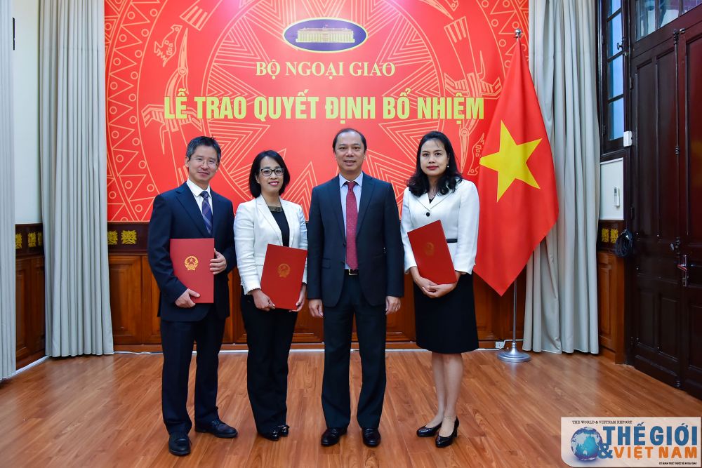 Thứ trưởng Ngoại giao Nguyễn Quốc Dũng trao quyết định phân công cán bộ cấp Vụ