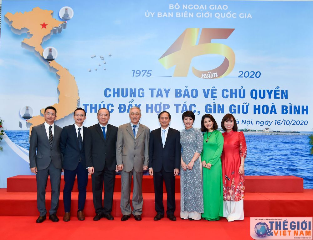 Tham dự Hội thảo Kỷ niệm 45 năm thành lập Ủy ban Biên giới quốc gia có Ủy viên Trung ương Đảng, Thứ trưởng Thường trực Bùi Thanh Sơn; các đồng chí Thứ trưởng Ngoại giao; các đồng chí Lãnh đạo, nguyên Lãnh đạo Bộ Ngoại giao và Ủy ban Biên giới quốc gia qua các thời kỳ; Lãnh đạo các Bộ, ngành, địa phương cùng các thế hệ cán bộ, công chức, viên chức, người lao động của Ủy ban Biên giới quốc gia. Hội thảo Kỷ niệm 45 năm thành lập Ủy ban Biên giới quốc gia qua ảnh