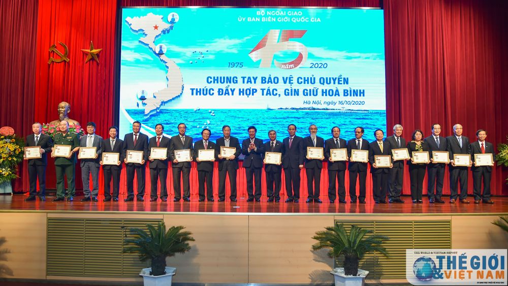 Nhân dịp này, Ủy viên Bộ Chính trị, Phó Thủ tướng, Bộ trưởng Ngoại giao Phạm Bình Minh trao Kỷ niệm chương vì sự nghiệp biên giới quốc gia cho các cá nhân. Hội thảo Kỷ niệm 45 năm thành lập Ủy ban Biên giới quốc gia qua ảnh