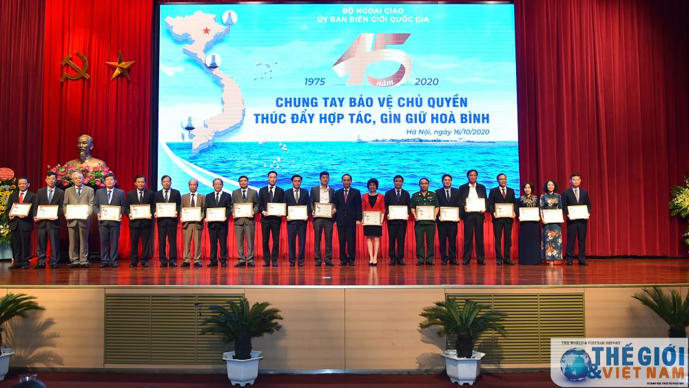 Ủy viên Trung ương Đảng, Thứ trưởng Ngoại giao Lê Hoài Trung, Chủ nhiệm Ủy ban Biên giới quốc gia trao Kỷ niệm chương cho các cá nhân đã có những đóng góp vì sự nghiệp biên giới quốc gia. Hội thảo Kỷ niệm 45 năm thành lập Ủy ban Biên giới quốc gia qua ảnh