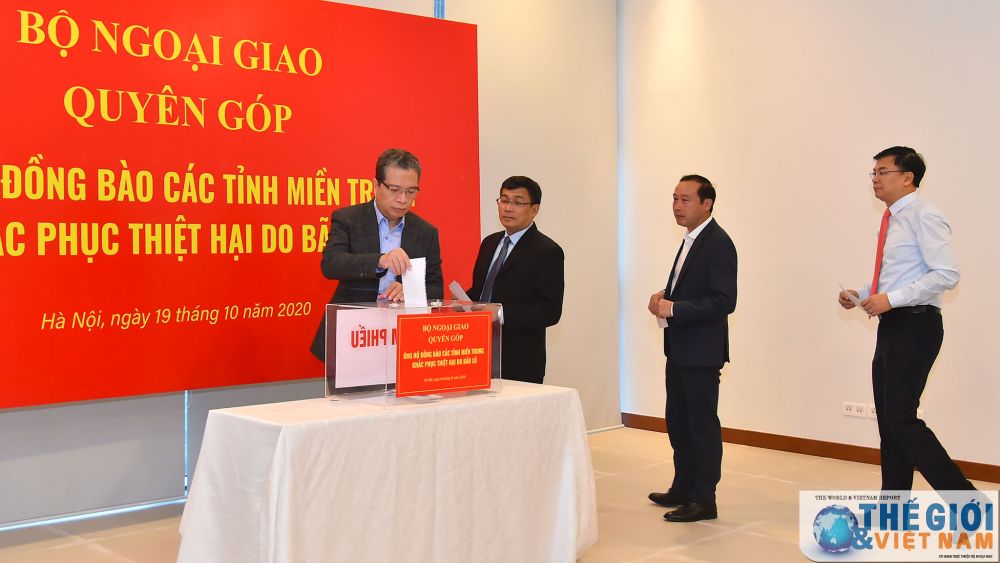 Bộ Ngoại giao quyên góp ủng hộ đồng bào các tỉnh miền Trung khắc phục hậu quả của mưa lũ