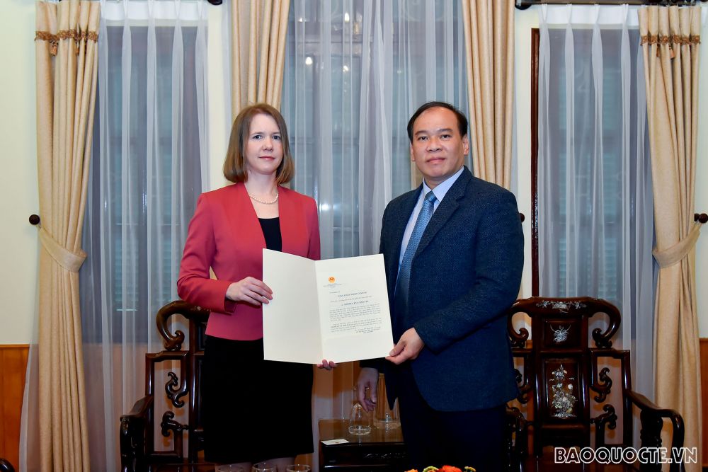 Trao Giấy chấp nhận lãnh sự cho Tổng Lãnh sự Hungary tại TP. Hồ Chí Minh