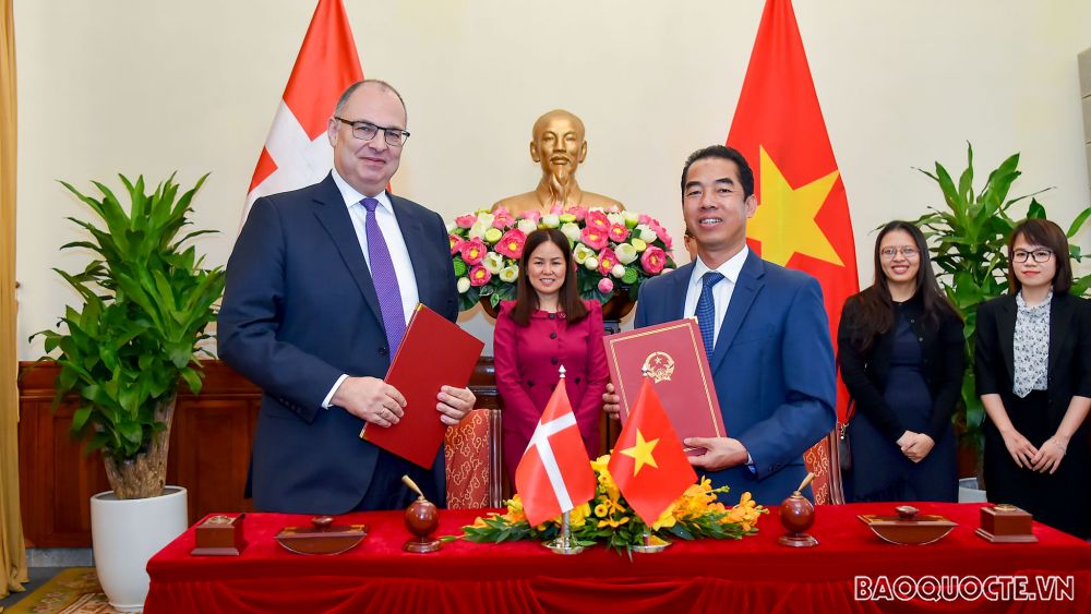 viet nam dan mach ky hiep dinh ve van de lao dong cua than nhan thanh vien co quan dai dien ngoai giao