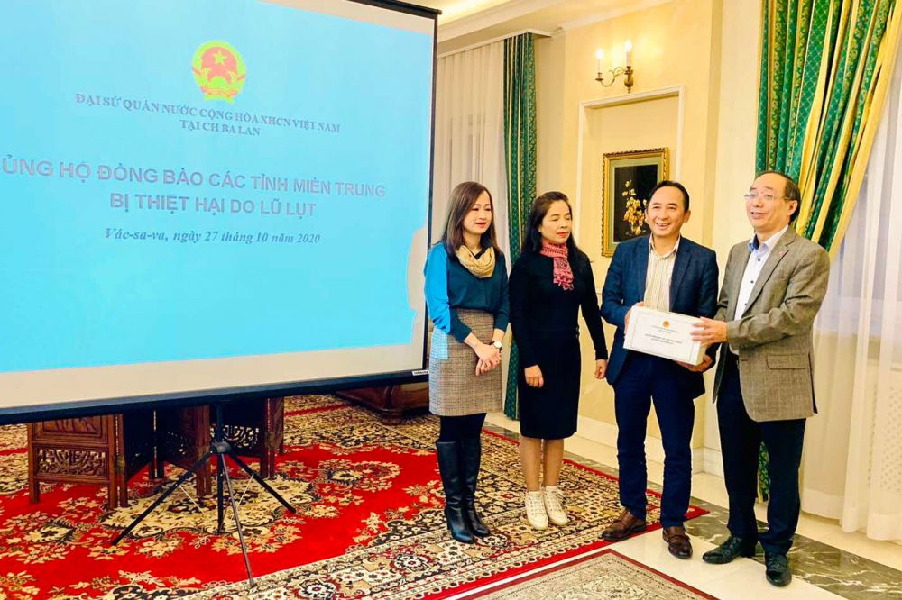 Đại sứ quán và cộng đồng người Việt tại Ba Lan quyên góp ủng hộ đồng bào miền Trung bị lũ lụt