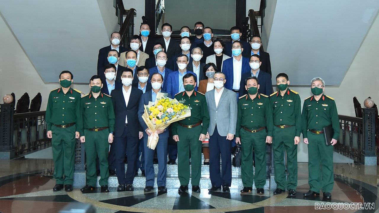 Đoàn Trưởng Cơ quan đại diện Việt Nam ở nước ngoài làm việc tại Bộ Quốc phòng