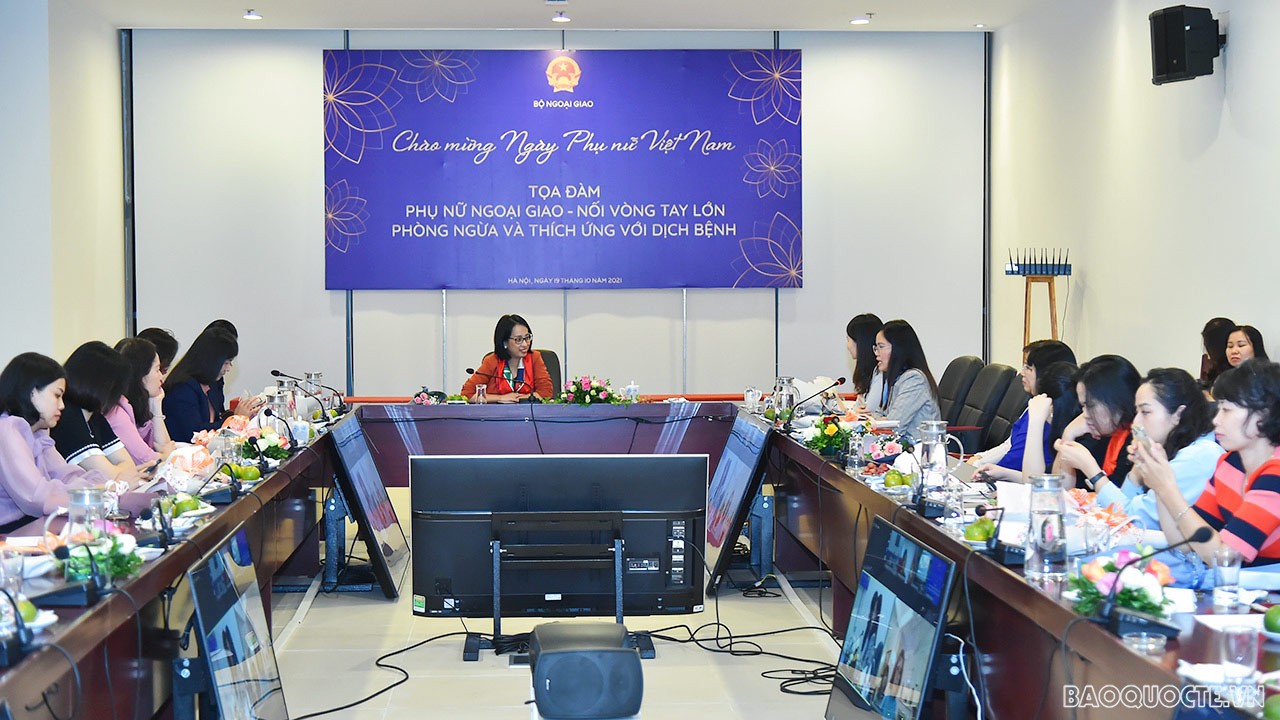 Ngay sau phần lễ Ban Nữ công đã tổ chức Tọa đàm với chủ đề “Phụ nữ Ngoại giao - Nối vòng tay lớn - Phòng ngừa và thích ứng với đại dịch” với sự tham dự của các cán bộ nữ ngoại giao trong và ngoài nước.