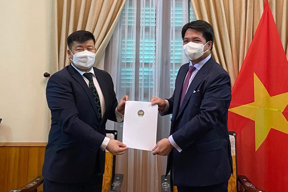 Cục trưởng Cục Lễ tân Nhà nước tiếp Đại sứ Mông Cổ trao bản sao Ủy nhiệm thư