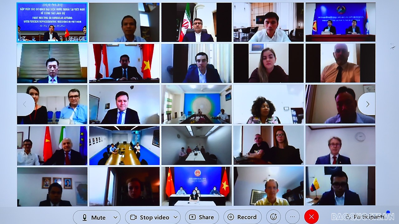 Chiều ngày 26/10, tại Hà Nội, Thứ trưởng Ngoại giao Tô Anh Dũng chủ trì Hội nghị gặp mặt các Cơ quan đại diện nước ngoài tại Việt Nam nhằm cập nhật chính sách lãnh sự cho cơ quan đại diện nước ngoài trong bối cảnh dịch Covid-19. (Ảnh: Tuấn Anh)