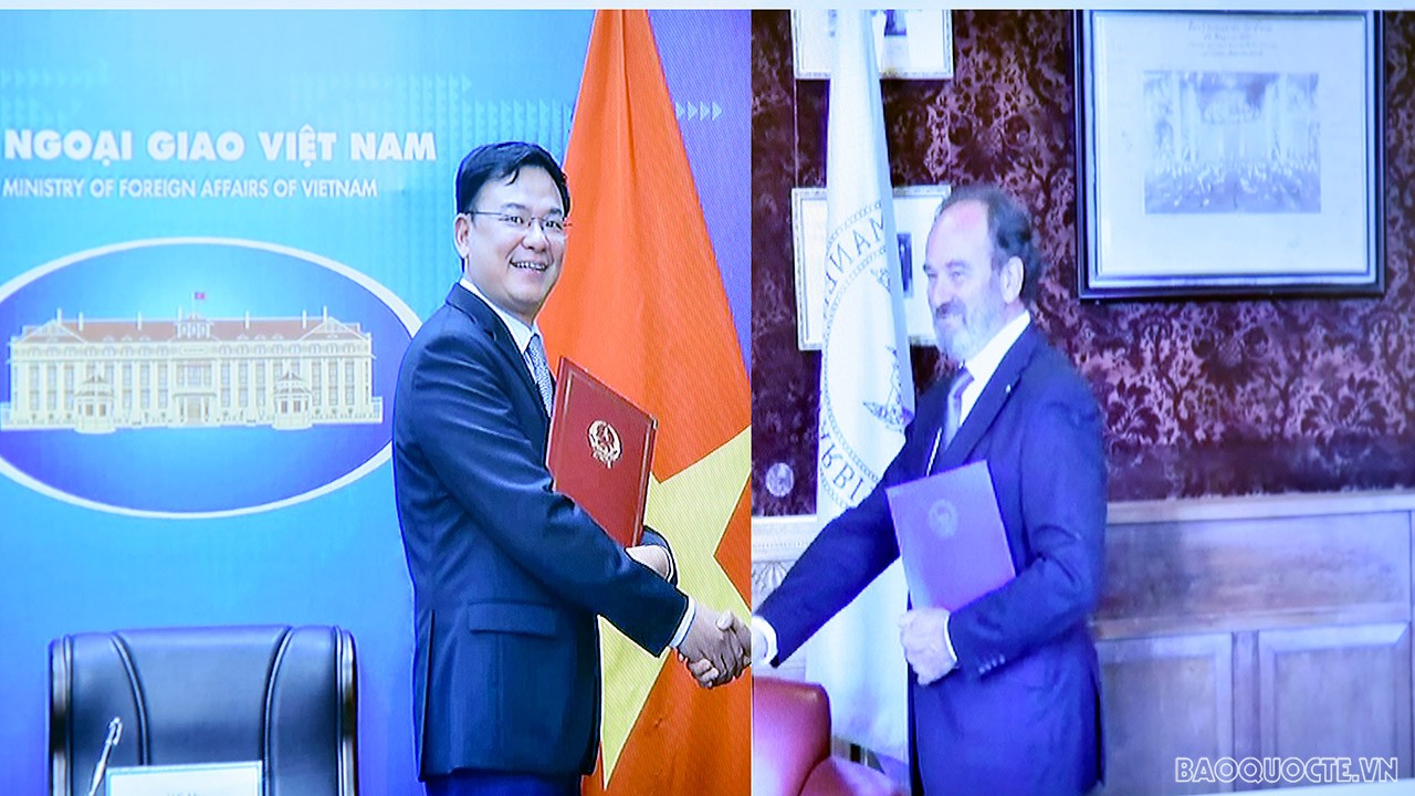 Thứ trưởng Ngoại giao Phạm Quang Hiệu và Tổng thư ký PCA Hugo Siblesz ký thỏa thuận bằng hình thức trực tuyến. (Ảnh: Quang Hòa)