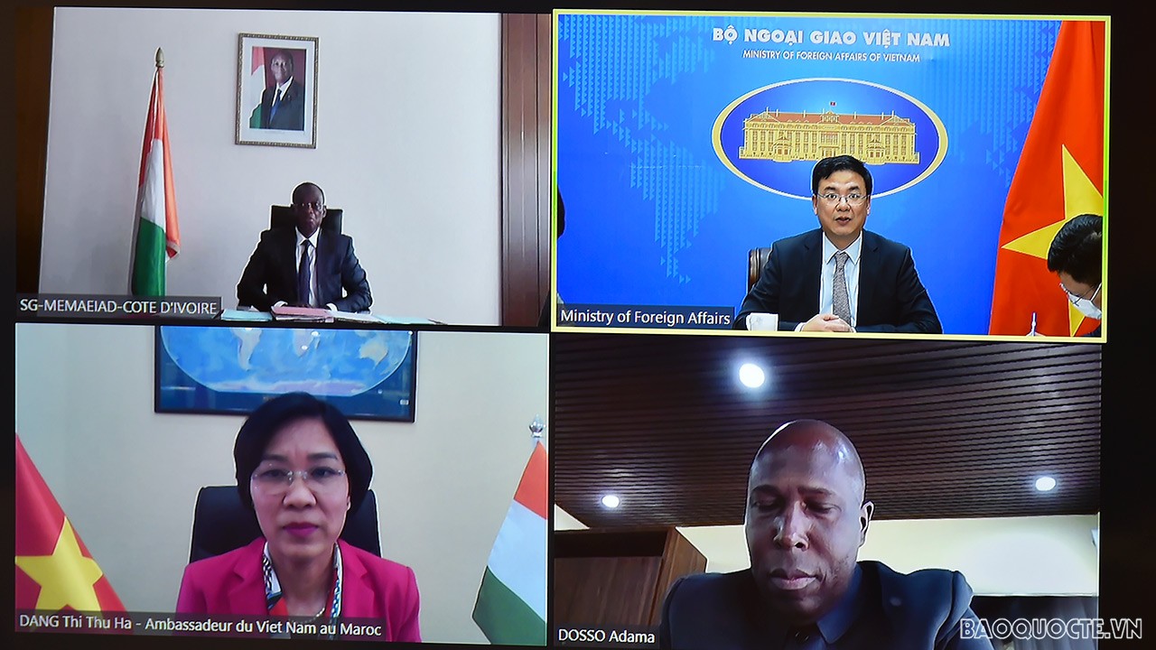 Chiều ngày 27/10, Thứ trưởng Ngoại giao Phạm Quang Hiệu đã điện đàm với Ngài Daouda Diabaté - Tổng thư ký Bộ Nhà nước, Bộ Ngoại giao, Hội nhập châu Phi và Cộng đồng người Bờ Biển Ngà ở nước ngoài nước CH Bờ Biển Ngà. (Ảnh: Tuấn Anh)