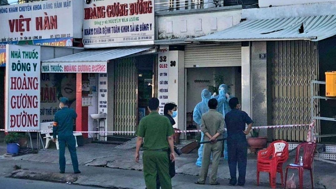 Chính quyền TP.Tân An cách ly khu vực ngôi nhà của người đàn ông dương tính với Covid-19. (Nguồn: thanhnien.vn)