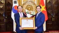 Trao Huân chương Hữu nghị cho Đại sứ Hàn Quốc tại Việt Nam Park Noh Wan