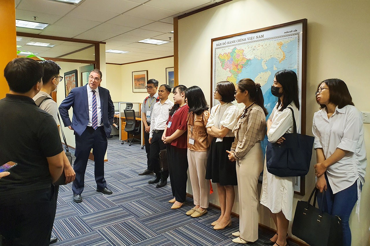 Các cán bộ mới được tuyển dụng khóa bồi dưỡng tiền công vụ năm 2022 của Bộ Ngoại giao Tham quan Văn phòng Quỹ tiền tệ quốc tế (IMF). Các cán bộ mới được tuyển dụng khóa bồi dưỡng tiền công vụ năm 2022 của Bộ Ngoại giao Tham quan Văn phòng Quỹ tiền tệ quốc tế (IMF).