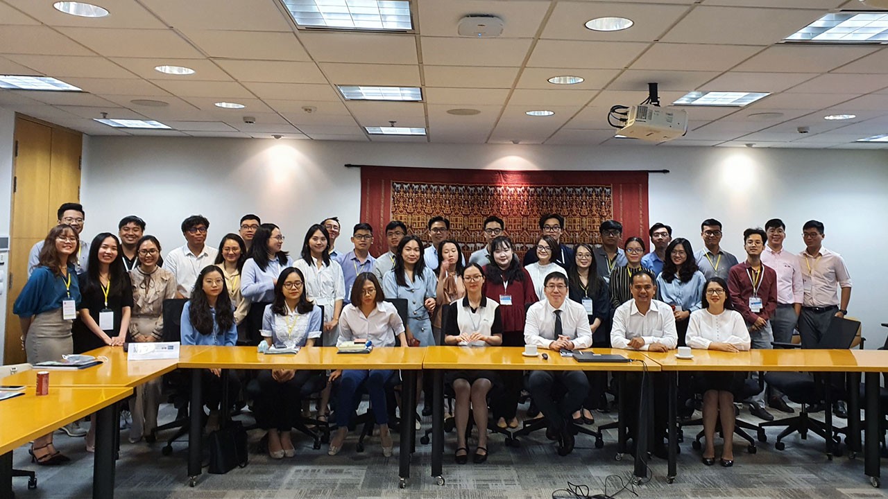 Các cán bộ mới được tuyển dụng khóa bồi dưỡng tiền công vụ năm 2022 của Bộ Ngoại giao Tham quan Ngân hàng thế giới (WB). Các cán bộ mới được tuyển dụng khóa bồi dưỡng tiền công vụ năm 2022 của Bộ Ngoại giao Tham quan Ngân hàng thế giới (WB).