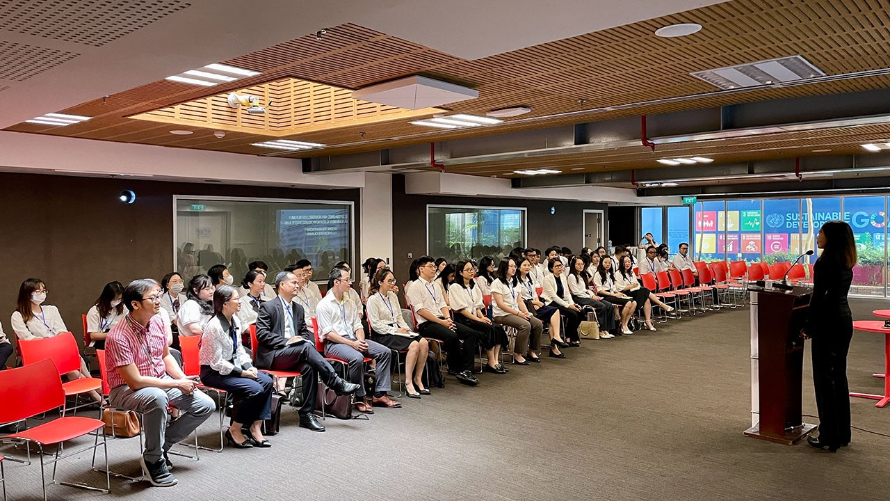 Các cán bộ mới được tuyển dụng khóa bồi dưỡng tiền công vụ năm 2022 của Bộ Ngoại giao Tham quan Văn phòng Liên hợp quốc. Các cán bộ mới được tuyển dụng khóa bồi dưỡng tiền công vụ năm 2022 của Bộ Ngoại giao Tham quan Văn phòng Liên hợp quốc.