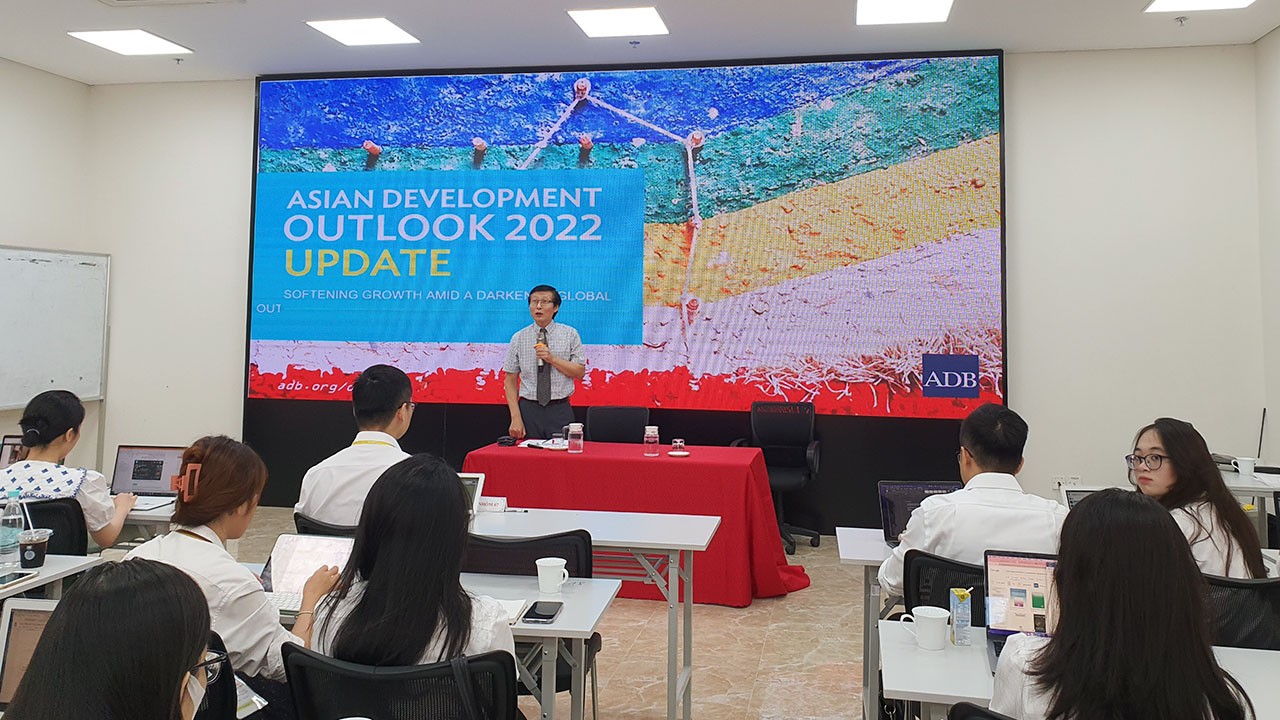 Các cán bộ mới được tuyển dụng khóa bồi dưỡng tiền công vụ năm 2022 của Bộ Ngoại giao trao đổi với chuyên gia kinh tế trưởng Ngân hàng phát triển châu Á (ADB) tại Hà Nội. Các cán bộ mới được tuyển dụng khóa bồi dưỡng tiền công vụ năm 2022 của Bộ Ngoại giao trao đổi với chuyên gia kinh tế trưởng Ngân hàng phát triển châu Á (ADB) tại Hà Nội.